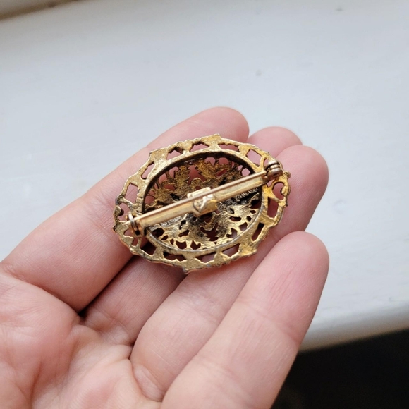Vintage Gold Victorian Style Ornate Faux Pearl Oval Filigree Lapel Boucher Pin - Picture 7 of 7